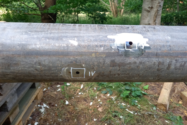 To test the liner under realistic conditions, the project partners simulated corrosion damage to the media pipe. To do this, they drilled holes with a diameter of 12mm and weakened the wall thickness around the boreholes.