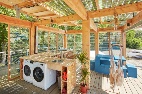 Ein Beispiel wie individueller Wohnflächenbedarf durch die Integration von Gemeinschaftsflächen reduziert werden kann: der gemeinsame Waschraum auf der überdachten Dachterrasse des Teams von Grenoble.