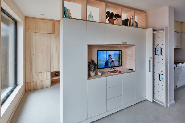 Lösungsvorschlag des Teams aus Delft: Mit einer Schiebewand wird das Schlafzimmer tagsüber zugunsten des Wohnzimmers verkleinert. Abends wiederum wird durch die Schiebewand Platz für das ausklappbare Bett geschaffen.