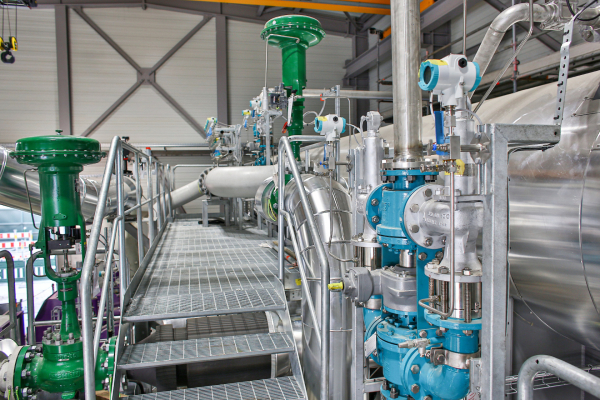 Two of the total of three green control valves, which are responsible for the pressure build-up in the plant, are clearly visible.