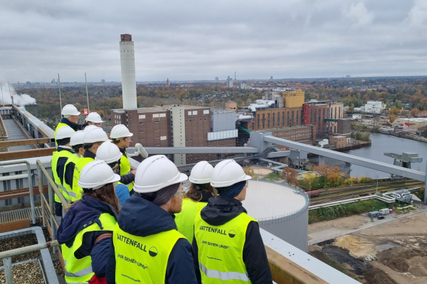 Auf dem Dach eines angrenzenden Gebäudes konnten die Delegierten den Energiespeicher von oben betrachten und einen Blick über das Vattenfall-Gelände sowie die umliegenden Viertel von Berlin werfen.