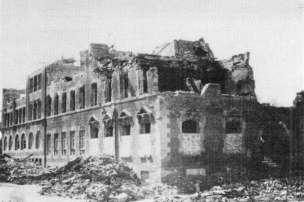 … wurde im Zweiten Weltkrieg fast vollständig zerstört …