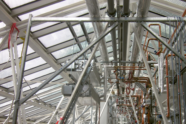 Das Glasdach erhält mit der Sanierung eine wärmedämmende Spiegelrasterverglasung, außerdem wurden die Glasdecken freigelegt, so dass wieder viel Tageslicht in die Ausstellungsräume im 1. OG gelangt.