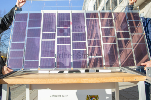 Horizontaler baulicher Sonnenschutz: Die Forschenden haben ein Glasvordach mit integrierter OPV entwickelt.