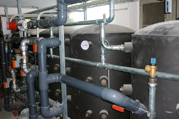 Im Technikgeschoss sind die zentralen Warm- und Kaltwasserspeicher zur Speicherung überschüssiger Wärme und Kälte untergebracht. Sie sind mit dem Neutralleiter des Zweileitersystems verbunden.
