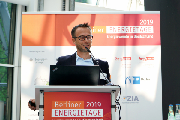 Wie die Umsetzung des Energiesprong-Prinzips in der Praxis aussehen kann, hat Emmanuel Heisenberg, Geschäftsführer des Berliner Unternehmens ecoworks, beschrieben.