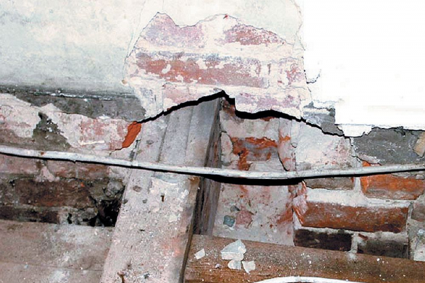 The exposed, damp timbers in the outer wall can be seen. The so-called beam heads before the renovation.